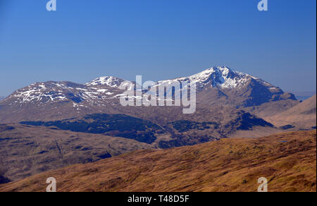 Die Schottischen Berge Munros Beinn Dubhchraig, Ben Oss & Ben Lui von in der Nähe der Gipfel des Corbett Beinn nan Imirean im Glen Dochart. Stockfoto