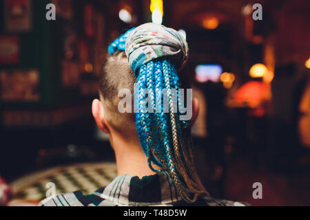 Mode Frisur cornrows Geflecht: Viele kleine Zöpfe Schwanz der kreative Frisur mit dicken Zöpfen, Pigtails als afrikanische Braid, Kopf mit Zöpfen aus Stockfoto