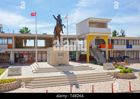 Statue von Mustafa Kemal Atatürk auf einem kleinen Platz mit Geschäften im Hintergrund. Rizokarpaso ist eine kleine Stadt in der wunderschönen Halbinsel Karpas. Stockfoto