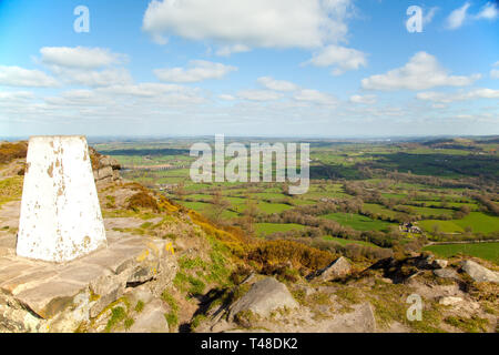 Die Cheshire Plain und die umliegende Landschaft von Die trigonometrischen Punkt auf Bosley Cloud oder Cloud Ende in der Nähe von Knutsford Cheshire England gesehen Stockfoto