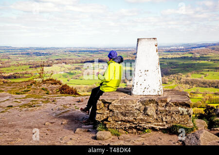 Mann der Blick über die Cheshire Plain genießen von der trig Point auf Bosley Cloud oder Cloud Ende in der Nähe von Knutsford in Cheshire Stockfoto