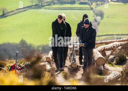 National Trust Mitarbeiter/innen und Freiwillige auf einer Party Instandsetzung der Wege und Möglichkeiten auf Bosley Cloud oder Cloud Ende auf dem Gritstone trail Cheshire Stockfoto