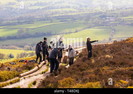 National Trust Mitarbeiter/innen und Freiwillige auf einer Party Instandsetzung der Wege und Möglichkeiten auf Bosley Cloud oder Cloud Ende auf dem Gritstone trail Cheshire Stockfoto