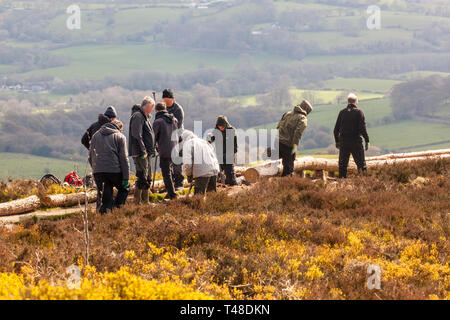 National Trust Mitarbeiter/innen und Freiwillige auf einer Party Instandsetzung der Wege und Möglichkeiten auf Bosley Cloud oder Cloud Ende auf dem Gritstone trail Cheshire Stockfoto