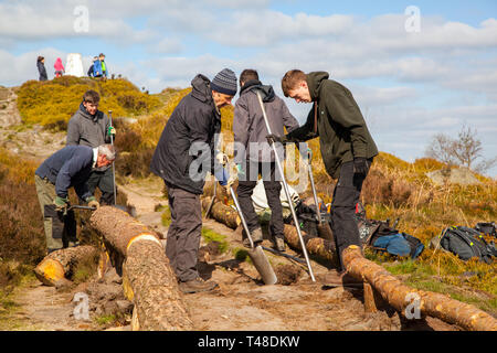 National Trust Mitarbeiter/innen und Freiwillige auf einer Party Instandsetzung der Wege und Möglichkeiten auf Bosley Cloud oder Cloud Ende auf dem Gritstone trail Cheshire Stockfoto