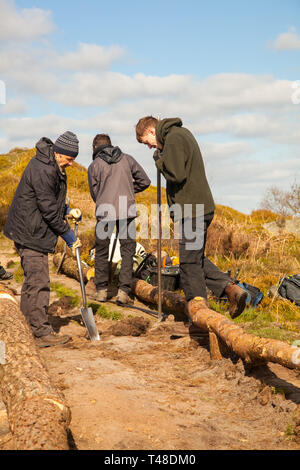 National Trust Mitarbeiter/innen und Freiwillige auf einer Party Instandsetzung der Wege und Möglichkeiten auf Bosley Cloud oder Cloud Ende auf dem Gritstone trail Cheshire Stockfoto