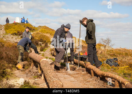 National Trust Mitarbeiter/innen und Freiwillige auf einer Party Instandsetzung der Wege und Möglichkeiten auf Bosley Cloud oder Cloud Ende auf dem Gritstone trail Cheshire Stockfoto