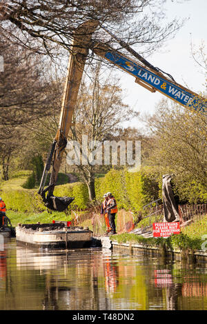 Wartung Reparatur und Ausbaggern der Macclesfield Canal bei Buglawton Cheshire England Großbritannien durchgeführt wird, Stockfoto