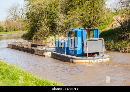 Wartung Reparatur und Ausbaggern der Macclesfield Canal bei Buglawton Cheshire England Großbritannien durchgeführt wird, Stockfoto