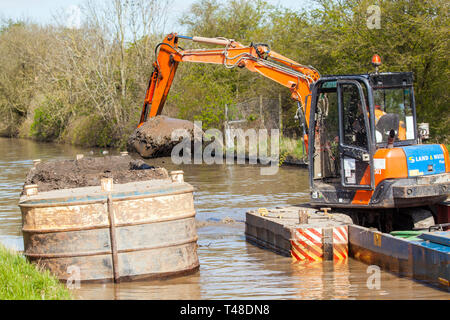 Wartung Reparatur und Ausbaggern der Macclesfield Canal bei Buglawton Cheshire England Großbritannien durchgeführt wird, Stockfoto