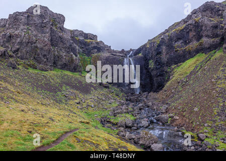 Kleiner Wasserfall im Osten von Island Stockfoto
