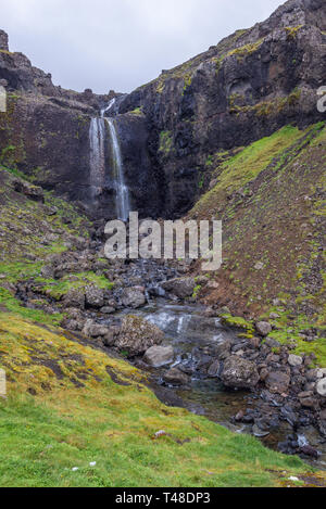 Kleiner Wasserfall im Osten von Island Stockfoto