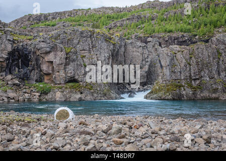 Landschaft in der Nähe von Sveinsstekksfoss Wasserfall in der Nähe von Djúpivogur Stadt im Osten von Island Stockfoto