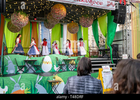 Menschenmassen beobachten Schulkinder auf der Bühne während der Prager Ostermarkt Feiern in der Altstadt Platz durchführen Stockfoto