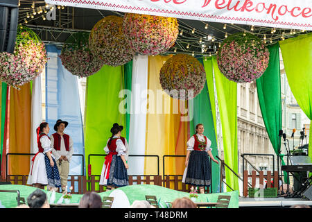 Menschenmassen beobachten Schulkinder auf der Bühne während der Prager Ostermarkt Feiern in der Altstadt Platz durchführen Stockfoto