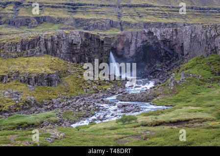 Folaldafoss Wasserfall von der Straße 939 gesehen-oxi Pass im Osten von Island Stockfoto