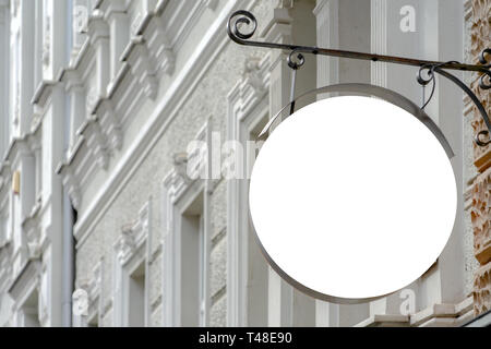 Mock up. Leere runde Form Namensschild an der Wand der klassischen Architektur Gebäude Stockfoto