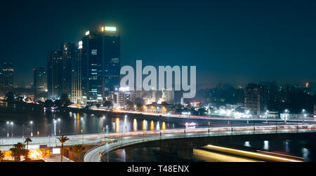 Ampel-Wanderwege in Kairo in der Nacht, am 15. Mai zu überbrücken, den Nil und die Corniche Street Stockfoto