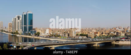 Panoramablick auf den 15. Mai Brücke, den Nil und die Corniche Street im Zentrum von Kairo. Stockfoto