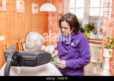 Tochter kümmert sich um Ihre ältere Vater Stockfoto