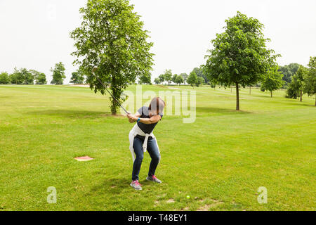 Frau beim Klopfen auf dem Golfplatz Stockfoto