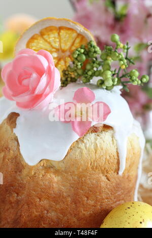 Ostern Kuchen und bemalte Eier auf weißem Holz- Hintergrund Stockfoto