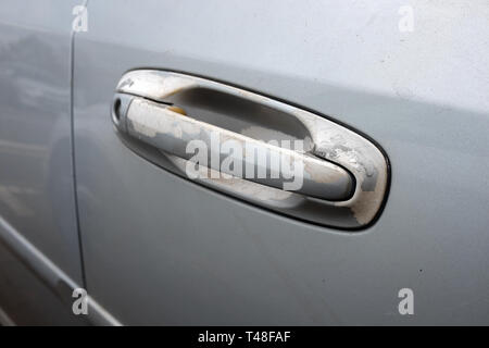 April 2019 - Farbe ausbleichen und Wort auf ein altes Auto Türgriff. Stockfoto