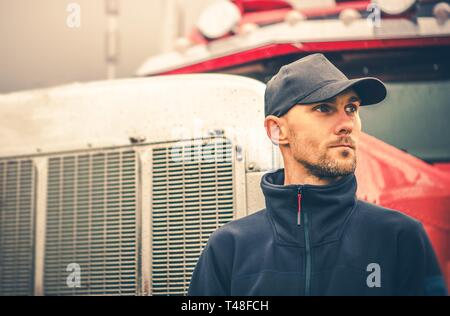 Besetzung halb LKW-Fahrer. Lkw-Transport und Verkehr. Kaukasische Fahrer in seiner 30. Stockfoto