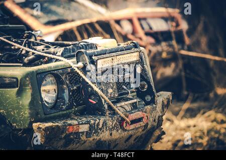 Off Road Expedition. Zwei schmutzige Sport Utility Vehicles von Schlamm bedeckt. Motorsport Thema. Stockfoto