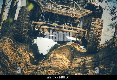 Off Road Expedition Fahrzeug auf dem matschigen Waldweg. Extreme Motorsport. Stockfoto