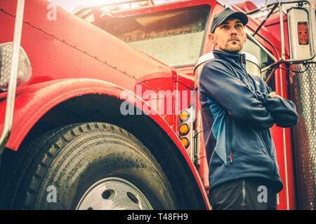 Trucking Business Industrie. Kaukasische Semi-LKW-Fahrer in seinem Fahrzeug. Stockfoto