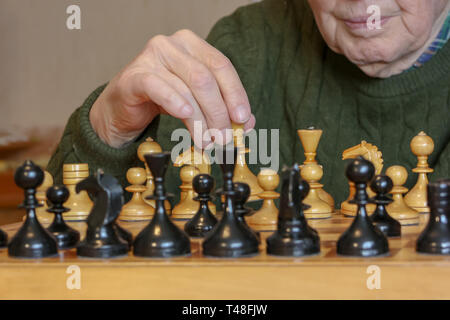 Alter Mann spielt Schach Stockfoto