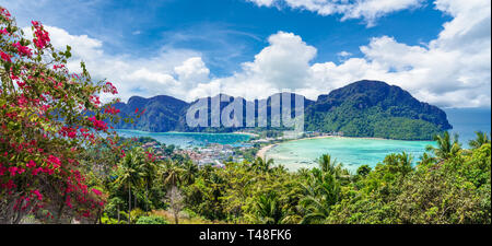 Panoramablick über Tonsai Village, Phi Phi Island, Thailand Stockfoto