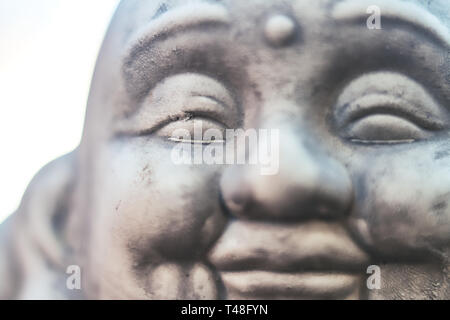 Defokussierten Gesicht eines lächelnden Buddha Stockfoto