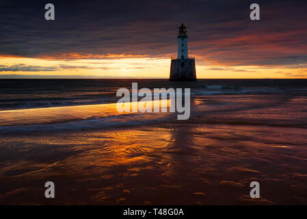 Rattray Head Lighthouse in Sunrise Licht, Ostküste Schottlands Stockfoto