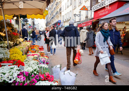 Menschen die Geschäfte auf der Rue de Lévis im Batignolles im 17. arrondissement von Paris, Frankreich (16. März 2019) Stockfoto