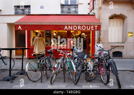 Fromagerie Androuet, 23 Rue de la Terrasse, Paris, Frankreich. Außenlager eines Käseladens im Villiers-Viertel. Androüet Stockfoto