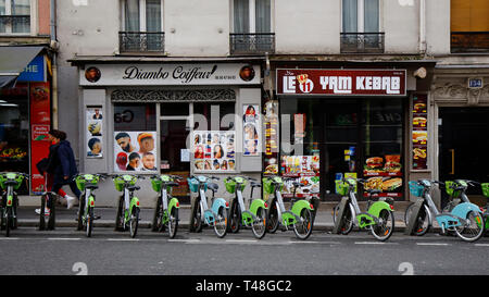 Diambo Coiffeur und 11 Yam Kebab, Rue de Charonne, Paris, Frankreich. Außen storefronts eines afrikanischen Friseursalon und Kebab Shop im 11. Stockfoto