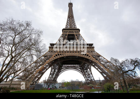 Ein flacher Blick auf den Eiffelturm aus nächster Nähe, Paris, Frankreich Stockfoto