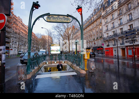 Die 'Philippe-Auguste 'Paris Metro Eingang auf dem Boulevard de Charonne, Paris, Frankreich Stockfoto