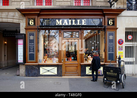 Boutique Maille, 6 Place de la Madeleine, Paris, Frankreich. Außenfassade einer Senfboutique mit verschiedenen Senfsorten vom Fass. Stockfoto