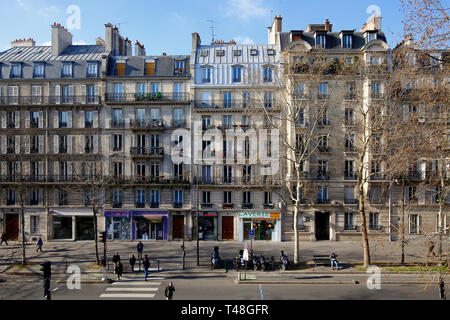 Apartment Häuser entlang der Avenue Daumesnil, Coulée Verte René-Dumont im 12 eme Arrondissement in Paris, Frankreich Stockfoto