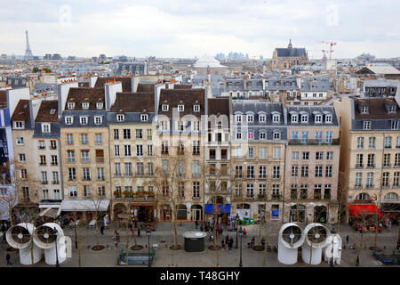 Ein Luftblick auf Paris vom Centre Pompidou Kunstmuseum, Paris, Frankreich, mit Rue Saint-Martin im Vordergrund. Stockfoto