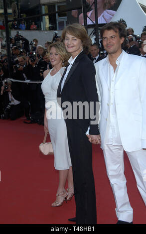 CANNES, Frankreich. Mai 18, 2003: Schauspielerinnen Ludivine Sagnier (links, Charlotte Rampling & Regisseur Francois Ozon bei den Filmfestspielen von Cannes für die Überprüfung ihrer Film Swimming Pool. Stockfoto