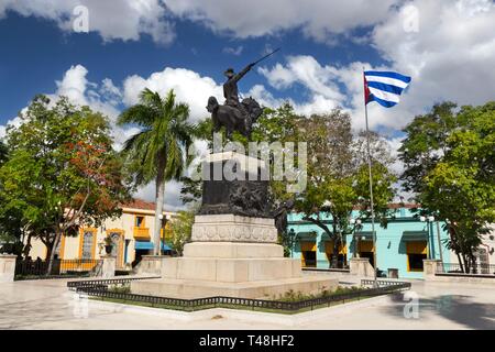 Ignacio Agramonte Public Park auf dem Cuba CityTown Square in Camaguey mit kubanischer Flagge und dem Denkmal für unbekannte Soldatensoldaten Stockfoto