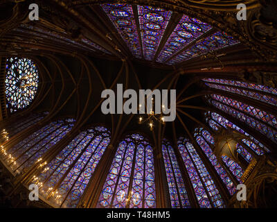 Fischaugenobjektiv, das Dach und das Innere der Sainte-Chapelle in Paris, Frankreich Stockfoto