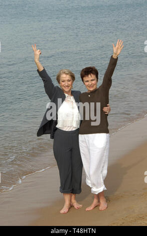 CANNES, Frankreich. Mai 16, 2003: Schauspielerinnen Helen Mirren (links) & Julie Walters bei Photocall in Cannes für ihren neuen Film Kalender Girls. Stockfoto