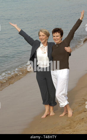 CANNES, Frankreich. Mai 16, 2003: Schauspielerinnen Helen Mirren (links) & Julie Walters bei Photocall in Cannes für ihren neuen Film Kalender Girls. Stockfoto