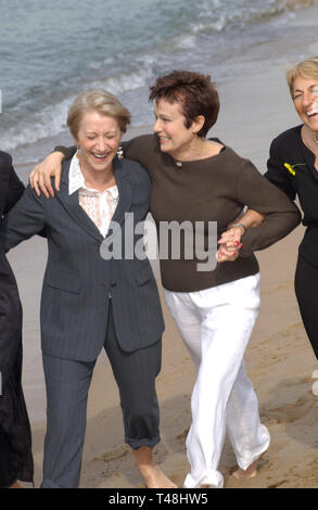 CANNES, Frankreich. Mai 16, 2003: Schauspielerinnen Helen Mirren (links) & Julie Walters bei Photocall in Cannes für ihren neuen Film Kalender Girls. Stockfoto