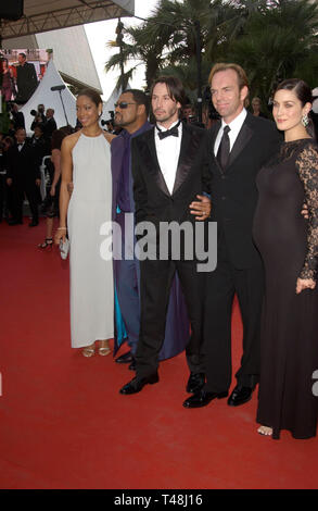 CANNES, Frankreich. Mai 15, 2003: Jada Pinkett-SMITH (links), Laurence Fishburne, Keanu Reeves, Hugo Weaving & CARRIE-ANNE MOSS bei der Vorführung Ihrer neuen Film die Matrix auf dem Cannes Film Festival Neu geladen. Stockfoto